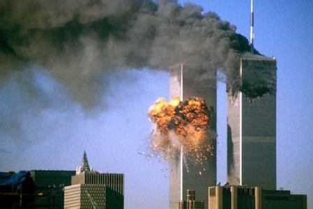 只关押不审判，“9·11”过去25年，主谋仍未伏法，美国在怕什么？
 
2001年9月11日，基地组织发动恐怖袭击，四架民航客机被劫持，世贸双子塔轰然倒塌，五角大楼受损，近三千平民在这场灾难里失去生命。时隔二十五年，被认定为9·11恐袭主谋的哈立德·谢赫·穆罕默德，早在2003年就被美方抓获，一直关