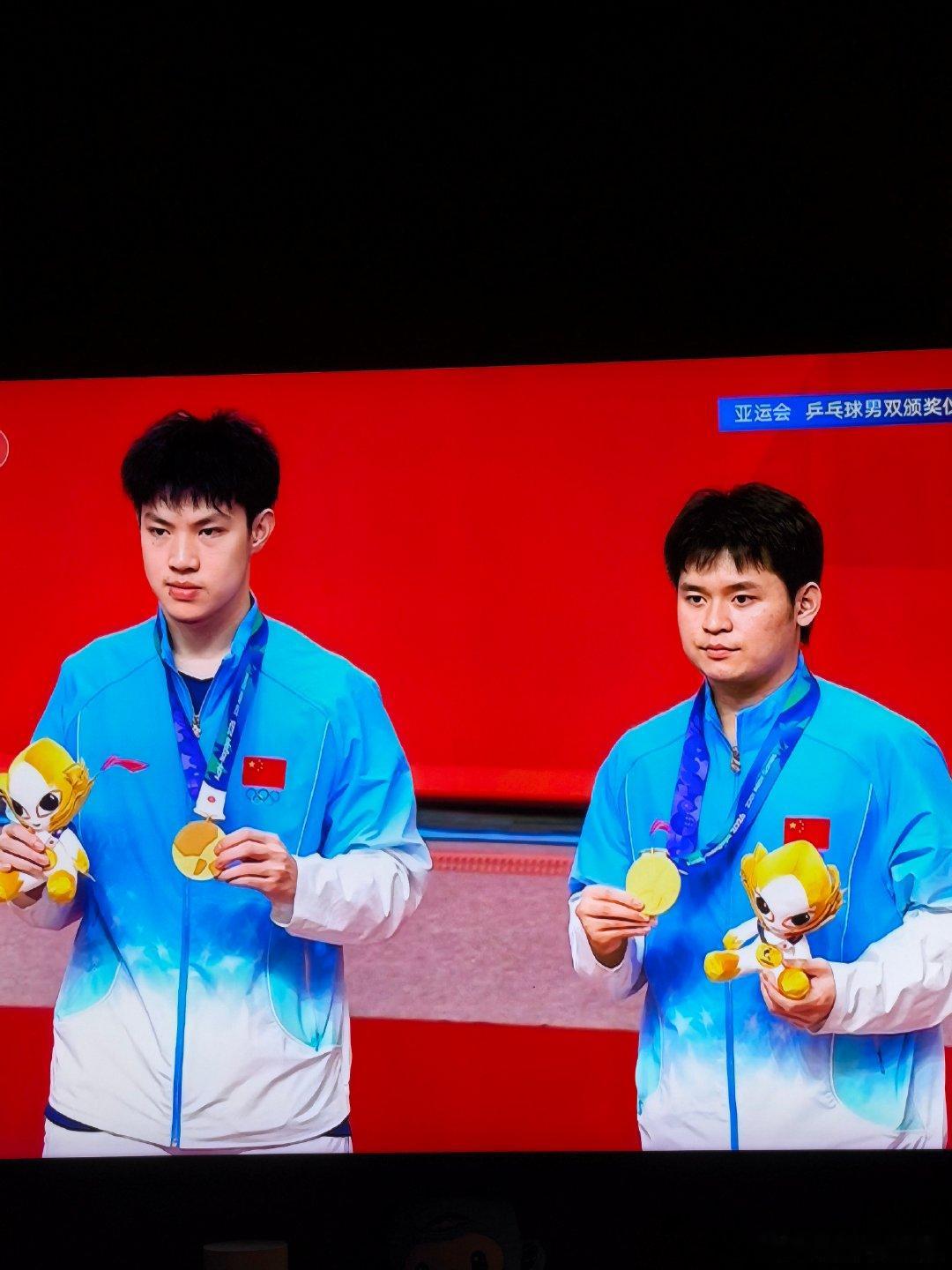 恭喜林诗栋和黄友政收获2026亚运会男双冠军🥇，为国乒队再添一枚金牌🥇，决赛战胜日本队，你们是最棒的！🏓💪😎 ​