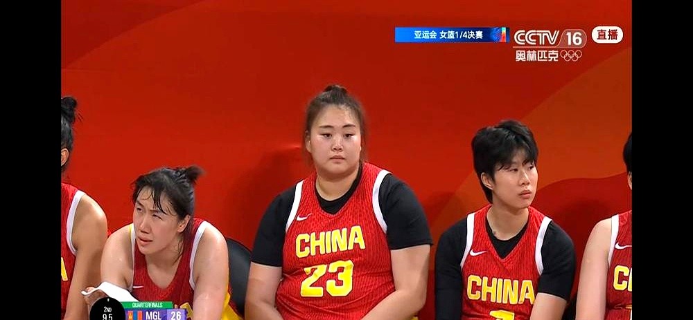 首节只领先1分，女篮差点被蒙古队的外线打懵。

宫鲁鸣大手一挥换上张子宇。这姑娘替补登场7分钟，在内线硬凿下12分6个篮板，直接把对方禁区搅得天翻地覆。第二节女篮顺势轰出一波25比5的攻击波，彻底终结悬念。

回看开局，全队手感像冻住了一样，失误连连。要不是杨舒予一个人扛着炸药包往里冲，半场砍下18