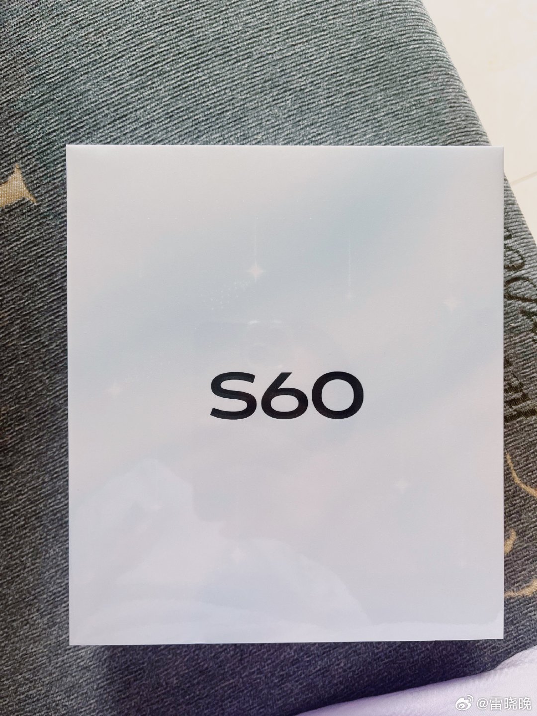 下手了vivo S60[太阳]分期的，正如那年第一次买这个牌子手机。好夸张的充电线粗的像筷子🥢
尺寸和拍照什么的，还是比较适合女生[老师爱你] ​