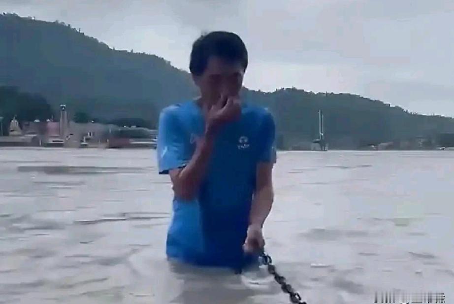 日本驻印度大使小野启一为什么要去恒河沐浴？

小野大使这次选择恒河沐浴的地点是瑞诗凯诗，而不是瓦拉纳西，因为这边处于恒河上游，而不是焚烧尸体的瓦拉纳西。小野大使捏着鼻子完成了了整套流程，获得了民众的好感，加深了印度对日本的喜爱，拉近了两国感情的距离。小野大师平常也经常吃手抓饭学习印地语。

其中有一