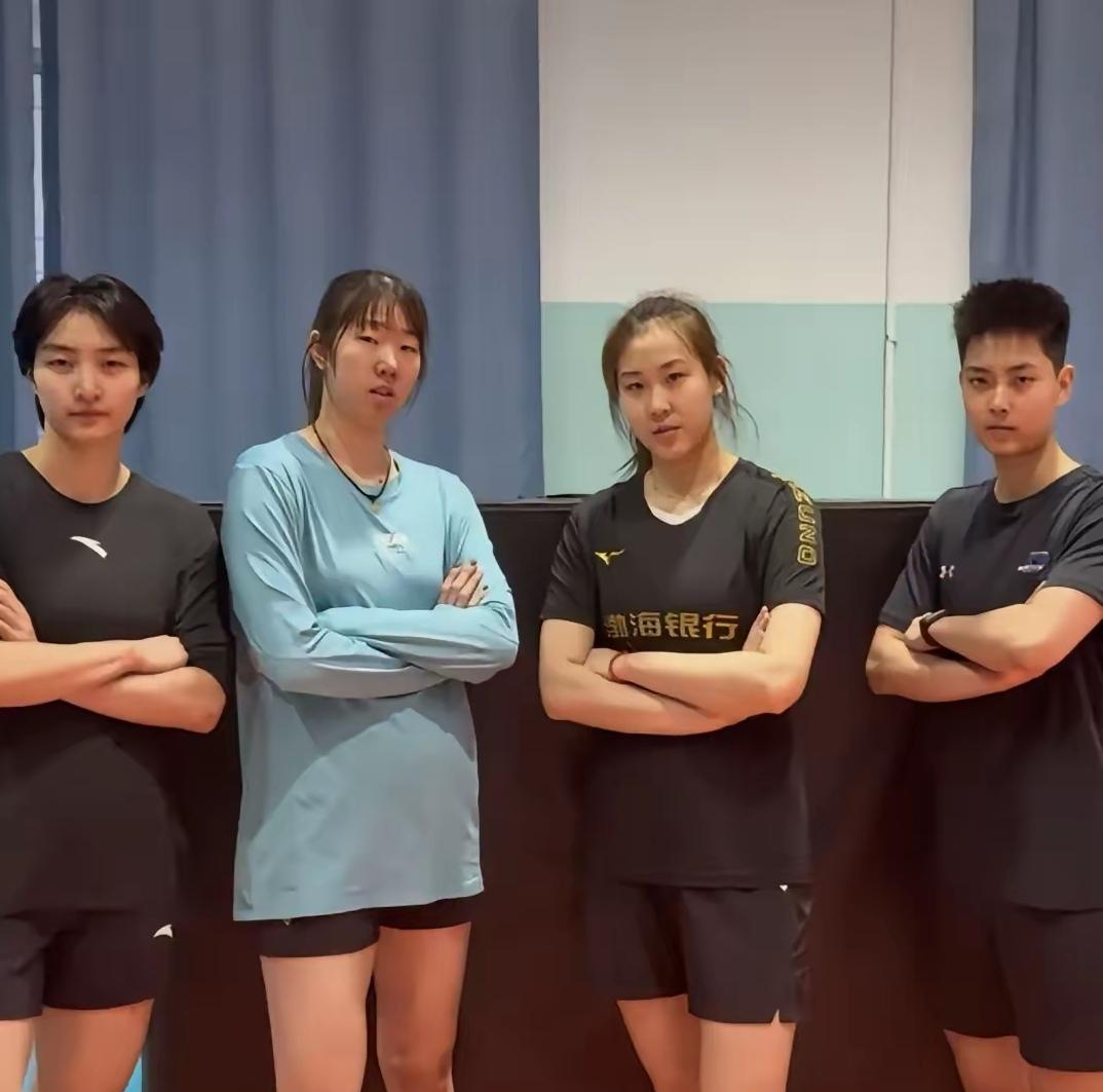 天津女排这是在下一盘大棋！
2026年全国女排锦标赛已于9月19日在佛山顺德鸣哨开赛，天津渤海银行女排由曹阳挂帅，派出一支以朱航霆、孙婉鋆、李响、路晶、刘敏乔等年轻队员为班底的青年军出征。小组赛首战，天津队3比0干净利落拿下四川队，开了个好头。
王宝泉不带队，曹阳顶上，这信号再明显不过了：全锦赛在天