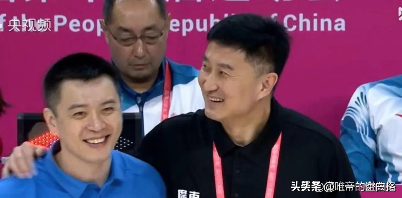 中国男篮打成这个样子，郭士强下课与不下课已经不是讨论的内容了，中国男篮至少应该换帅。

是时候请出杜锋了，至少杜锋在对战日本的时候从未败绩，至少杜峰不会让这样的场面发生。杜锋