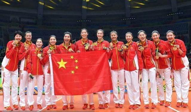 谁能想到本届亚运会中国代表团的首枚奖牌，居然是从铁人三项赛场杀出来的。
之前全网的首金预测榜单，几乎全盯着武术这类传统优势项目，压根没人提铁人三项，更没人听过张玺瑞这个名字。这次中国队甚至没报名武术男子相关优势项目，不少人还猜队伍调整了夺金策略。
比赛全程要连闯公开水域游泳、公路自行车、公路长跑三个