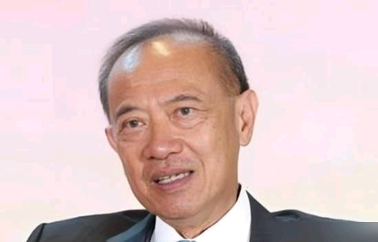 杨荣文警告中美开战，台海才是真火药桶，美国军舰敢碰吗。


新加坡前外长杨荣文近些日子把话说得比较直白，在他看来，中美之间的贸易战虽然打得挺凶，不过仍然还是可以坐下来谈的，真正有可能被引爆的地方，其实是台湾海峡。

美国的军舰经常会跑过来晃一晃，他覺得这种举动，本质上就是在试探相关的底线，一旦稍微有