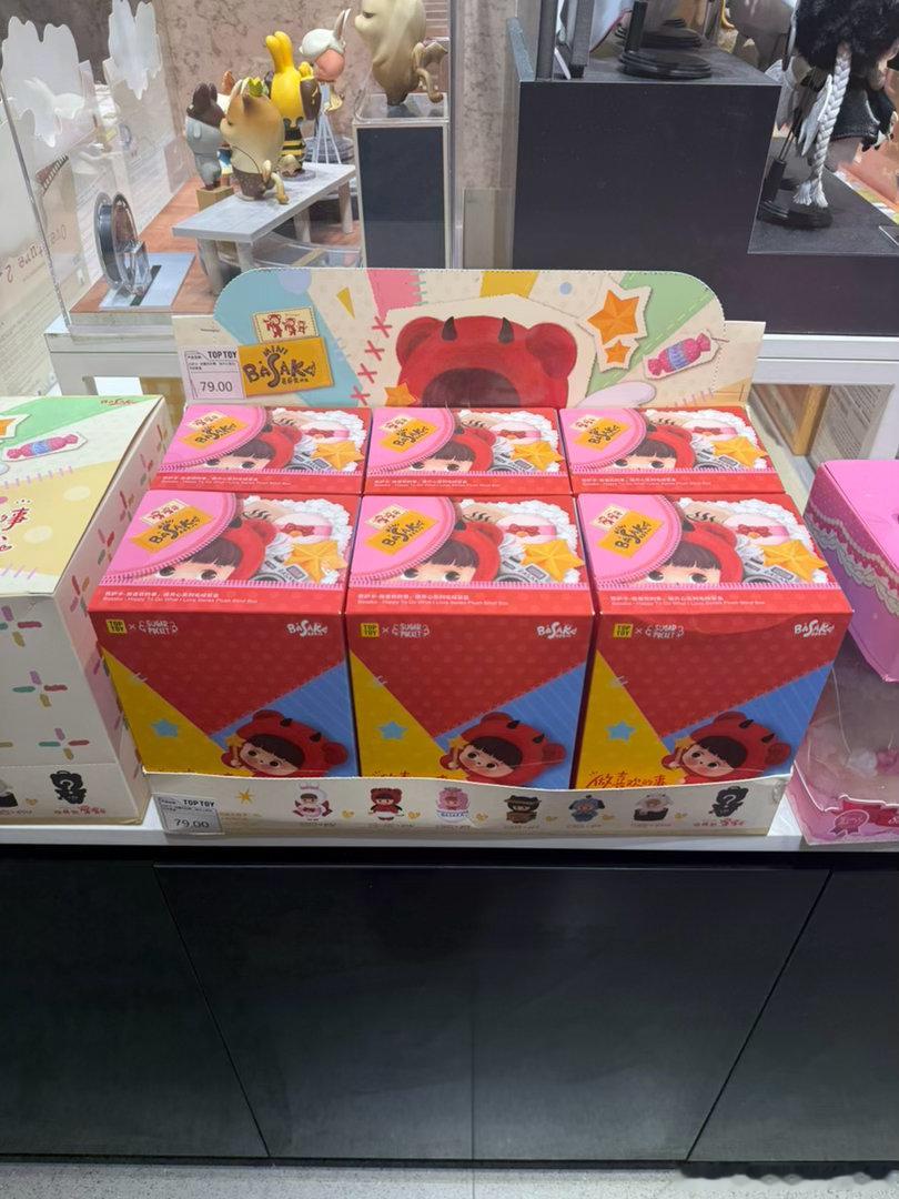 #IU[超话]# 在深圳Get IU上海買的同款盲盒😌
其實是可以全部買，但有些個人實在欣賞不來
所以同款只Get了3
數量一樣買了8[污] ​​​