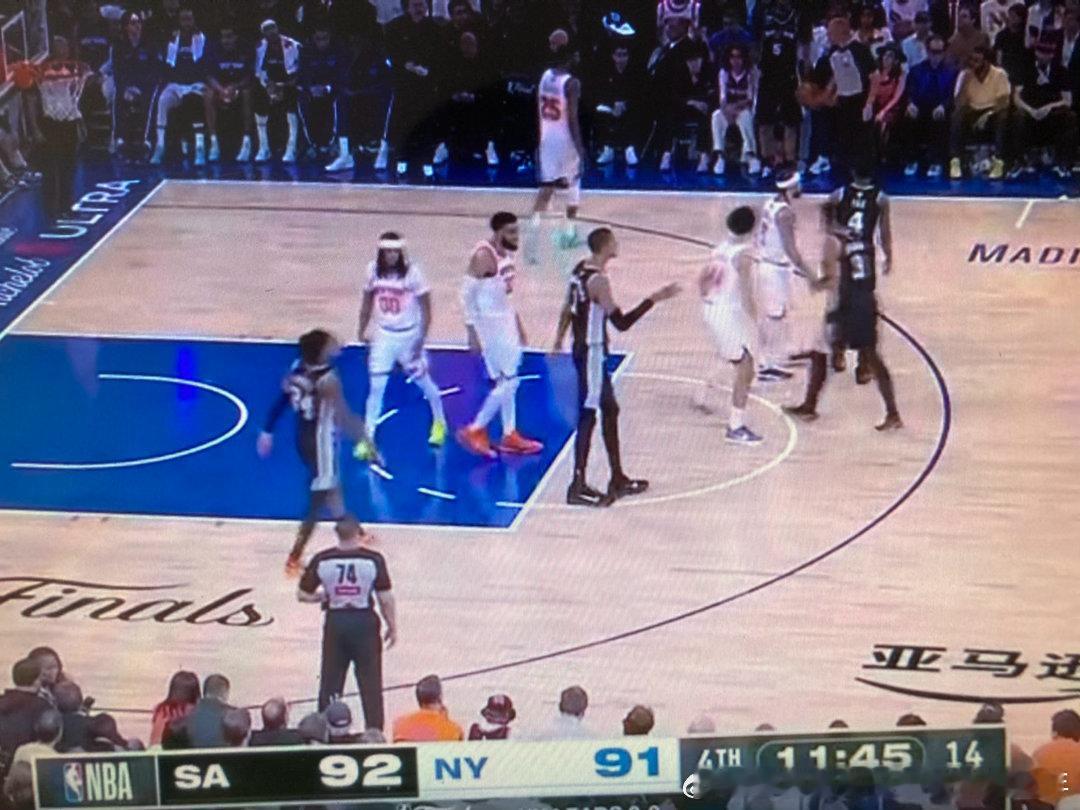 《NBA总决赛🏆系列之十四🏀》第四节两队比赛紧张激烈的程度是可想而...