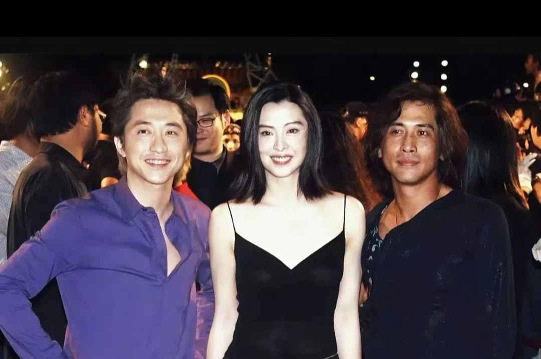 庾澄庆，齐秦，王祖贤
个个都好年轻
满是鲜活气息，
满是蓬勃朝气。
真盼着时光能就此停下脚步。
别往前行，
所有人都能长留青春，
把这份美好牢牢定格在这一刻。