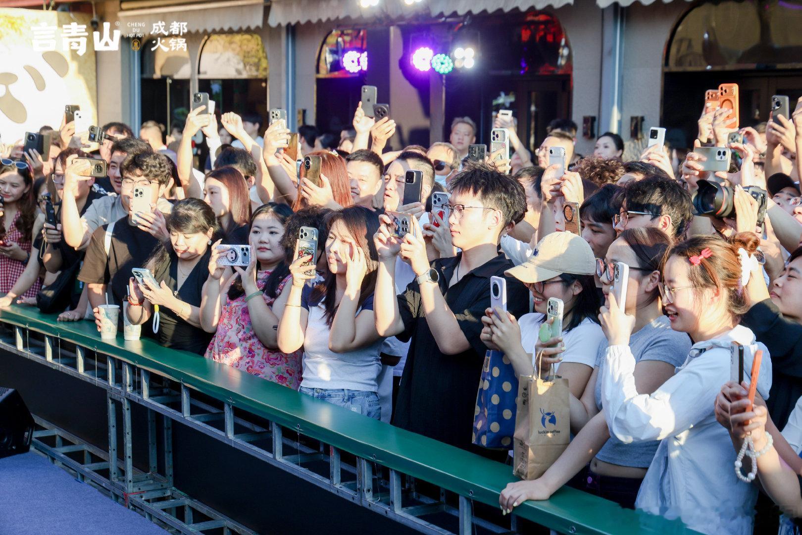 言青山西安开城盛典现场回顾📸
满堂烟火，热闹相聚❤️‍🔥
热辣开席，共赴青山之约🥰
#言青山成都火锅##大衣哥朱之文##言青山西安站##西安[超话]##西安烟火日常##火锅[超话]# ​