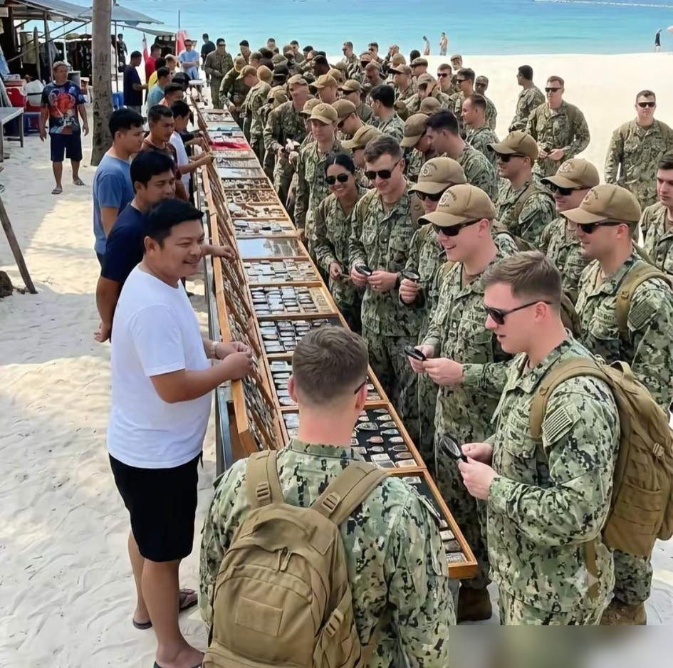 5000美国大兵刚下航母，泰国连夜封了芭堤雅红灯区。
林肯号在外漂了272天中东部署，舰体锈迹斑斑，网友调侃看起来都滂臭。这次靠港泰国休整5天，5000水兵集体上岸。
泰国警方提前动作，直接把芭堤雅好几条知名酒吧街划成美军禁入区，连夜扫黄整顿，就怕出治安乱子。
国内网友玩嗨了，把这事跟缅北电诈