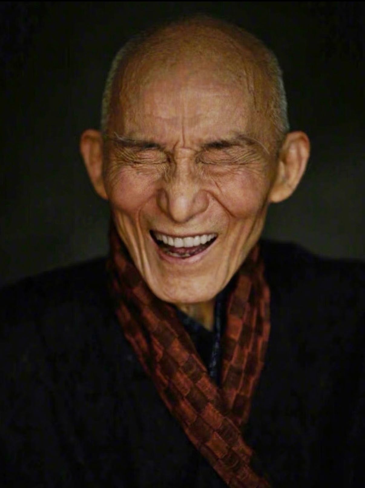 游本昌去世那个陪伴无数人童年的“济公”走了。曾经唱着“鞋儿破，帽儿破，身上的袈裟破”，摇着破扇、云游四方的济公爷爷，如今真的云游天下去了。一代人的童年记忆，也就此定格。一路走好，游老师。🕯️ ​​​
