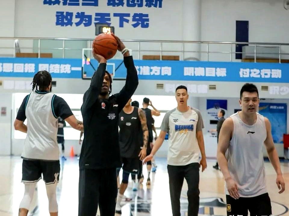 北汽今天终于全员归队，新援小外阿隆德斯·威廉姆斯抵达首钢篮球中心，完成...