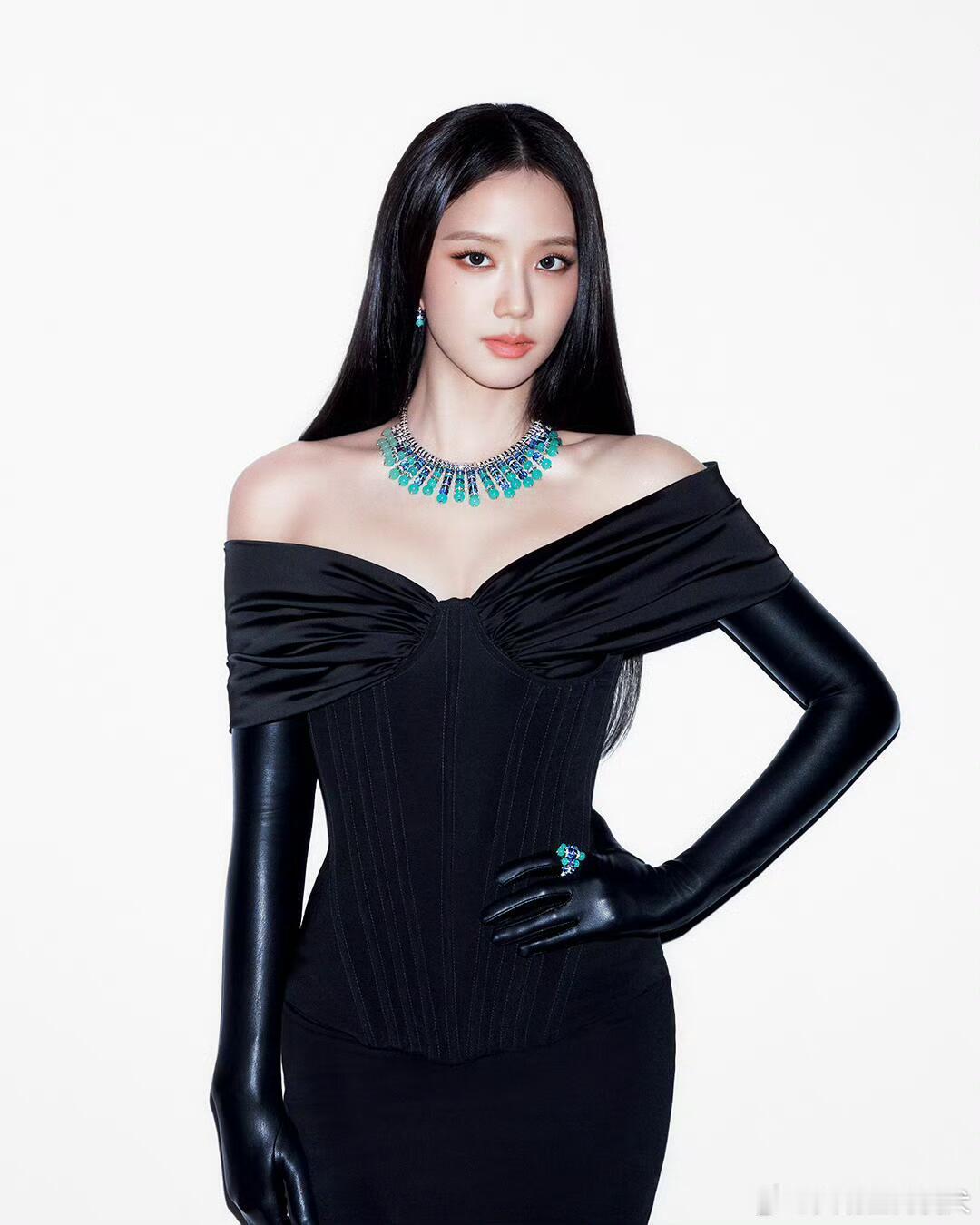 Jisoo金智秀[舔屏]这套战袍太顶了，还有攻速黑手套[doge] ​
