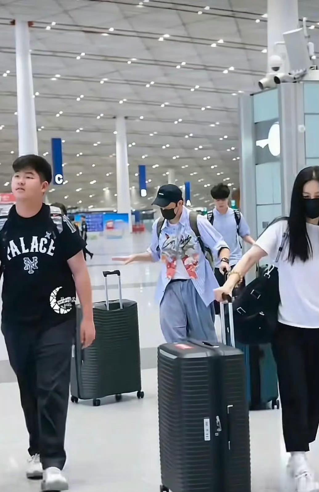 胡可和沙溢，引发热议！
9月6日，胡可和沙溢突然冲上热搜，
不是因为他们婚变了，也不是有新的作品，而是他们要把两个孩子送出英国读书。

有人拍到沙溢胡可一家四口出现在机场，安吉和小鱼儿自己推着行李，不知不觉安吉和小鱼儿都已经1米8了，两人面对镜头有点腼腆。

这其实不是他们第一次出国读书，安吉和小鱼
