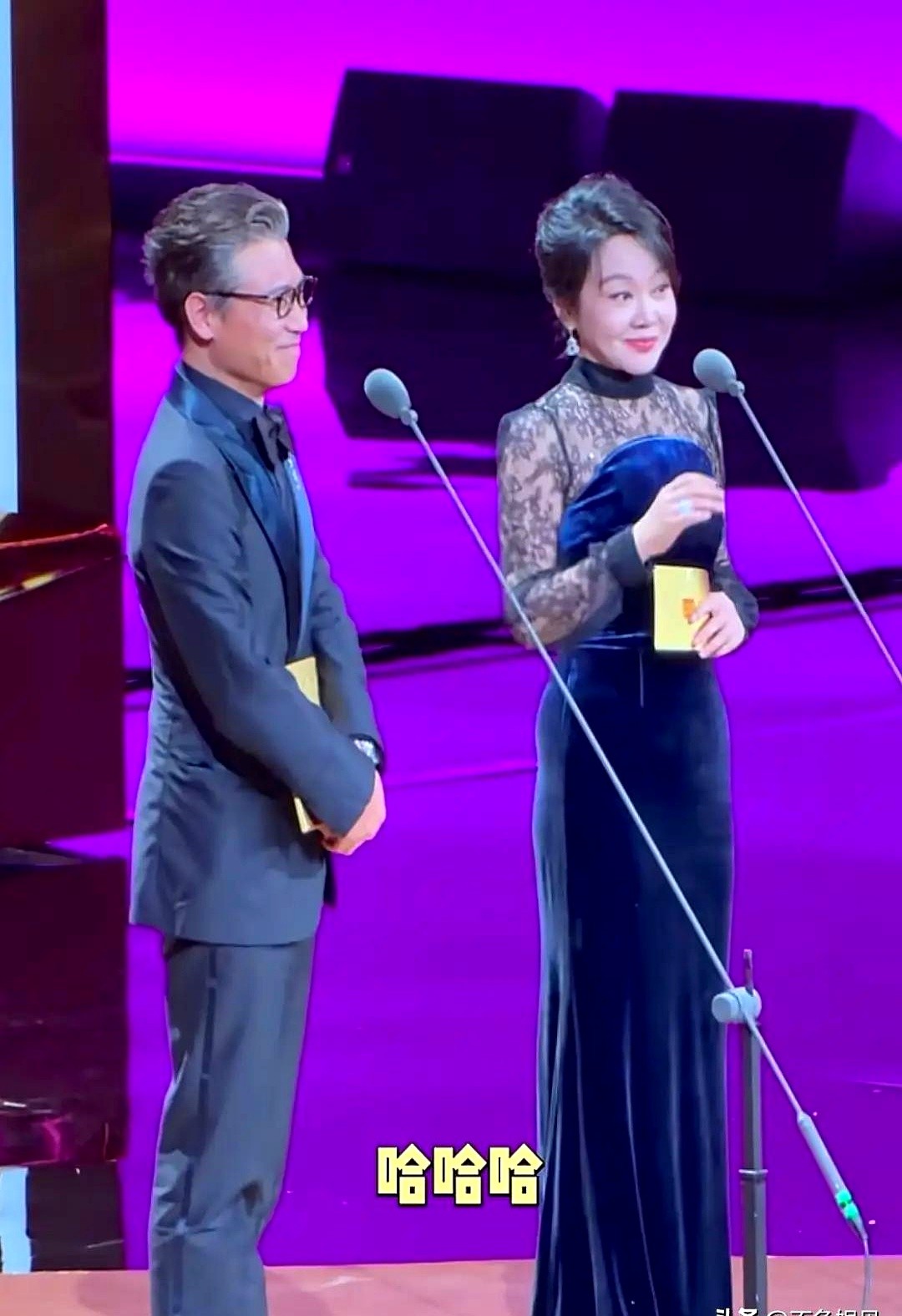 “我终于见到闫妮了，好久没见。”

第35届飞天奖颁奖台上，李乃文刚一脸真诚地开场，就被闫妮当场拆穿：“前两天刚碰到，你只是没打招呼。”

李乃文想找补，说想给闫妮当助理学表演。闫妮反问他这年纪还能不能记住剧本和水杯，逼得李乃文转头问台下的胡军：“哥都能记住吗？”

台下也挺热闹。红毯上李乃文和胡军