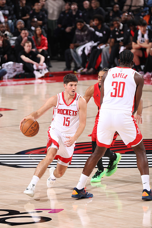 10月10日，NBA季前赛共有两场焦点战。

NBA中国赛澳门站   
火箭 135-117 独行侠
这是2026年NBA中国赛澳门站的首场较量。火箭多点开花，范弗里特伤愈复出拿到17分，杜兰特15分，申京砍下16分10篮板10助攻的三双，伊森替补贡献20分9篮板。  
独行侠方面，欧文赛前确认缺席