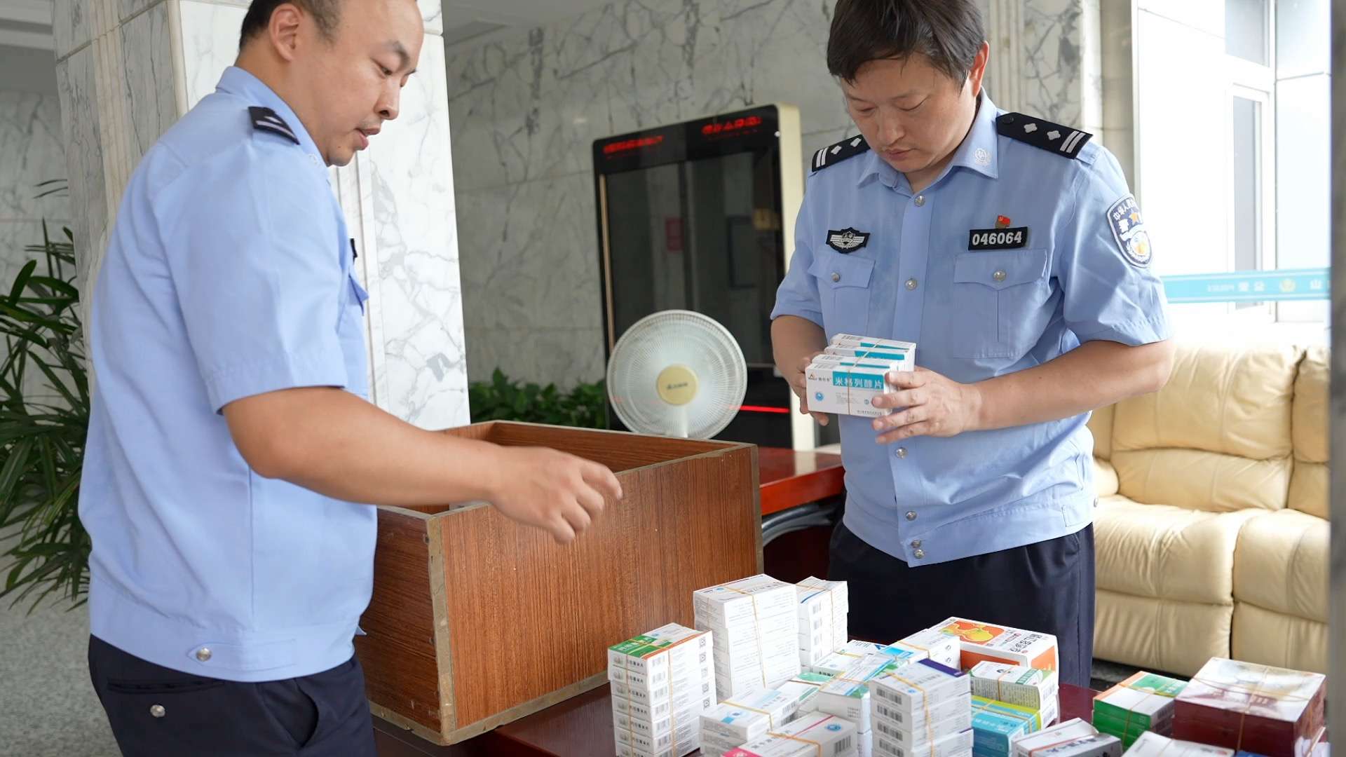 9月20号，央视曝光了一条藏在医保系统里的黑色产业链。一盒云南白药，在北京的医院完成了医保结算，本该给北京的患者用。可没过多久，这盒药凭空出现在了2000公里外重庆綦江一个深山村卫生室，又刷了一次医保。一盒药，两次报销，跨了半个中国。这绝不是系统故障，是有人在倒卖“回流药”。

所谓“回流药”，国家
