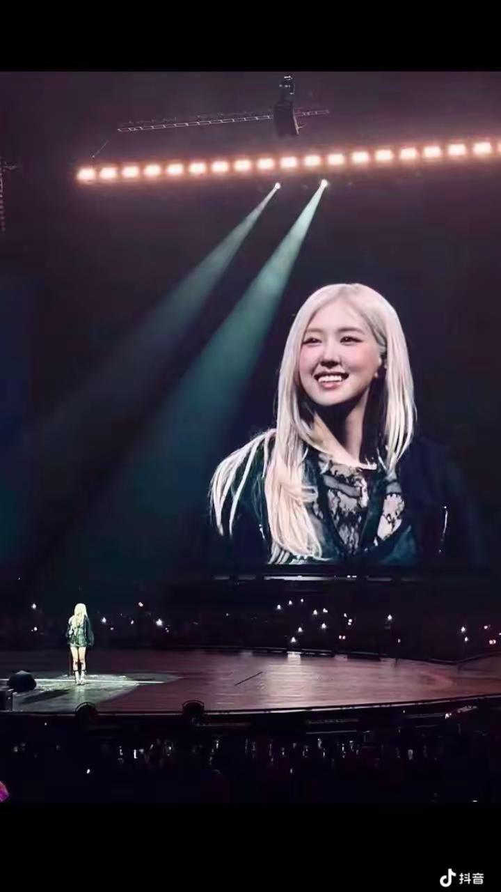 台下万千星海，只为台上的她而亮。朴彩英大屏 朴彩英演唱会现场 rosie 舞台 @roses_are_rosie