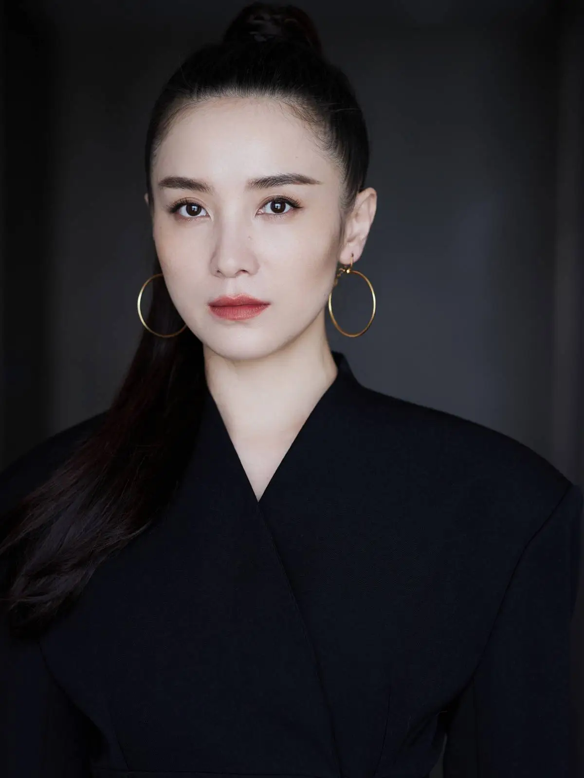 杨天真播客里，宋佳聊起今年影视行业开机率只剩去年30%，她没慌，反而说自己在调整节奏，做些“不忙的事”。这话听着轻飘，实则藏着对行业周期的清醒认知。

影视行业收缩不是偶然，是资本退潮、内容过剩、观众审美疲劳多重因素叠加的结果。过去几年靠流量和IP堆砌的项目大量烂尾，平台开始收紧预算，制片方不敢轻易