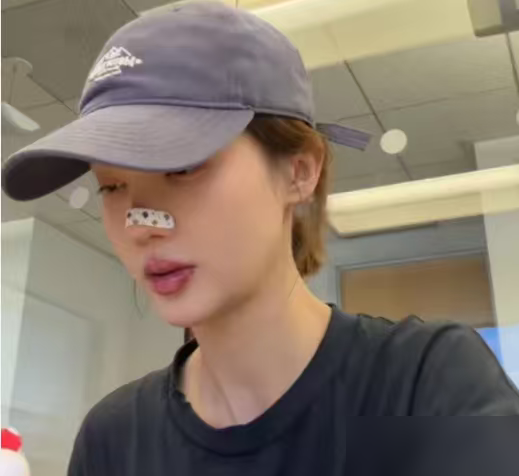 交完学费刚上两天课，学校连夜倒闭，连身家千万的女明星都被割了韭菜！
金晨特意推了戏约去洛杉矶进修，选的还是1991年创立、全球连锁的35年名校。结果椅子还没坐热，学校直接宣布破产，同行的孟佳也一起踩了雷。
全球25所校区全关，资金链彻底崩了。更扎心的是，预付的学费一分不退，就算是当红明星，也得老