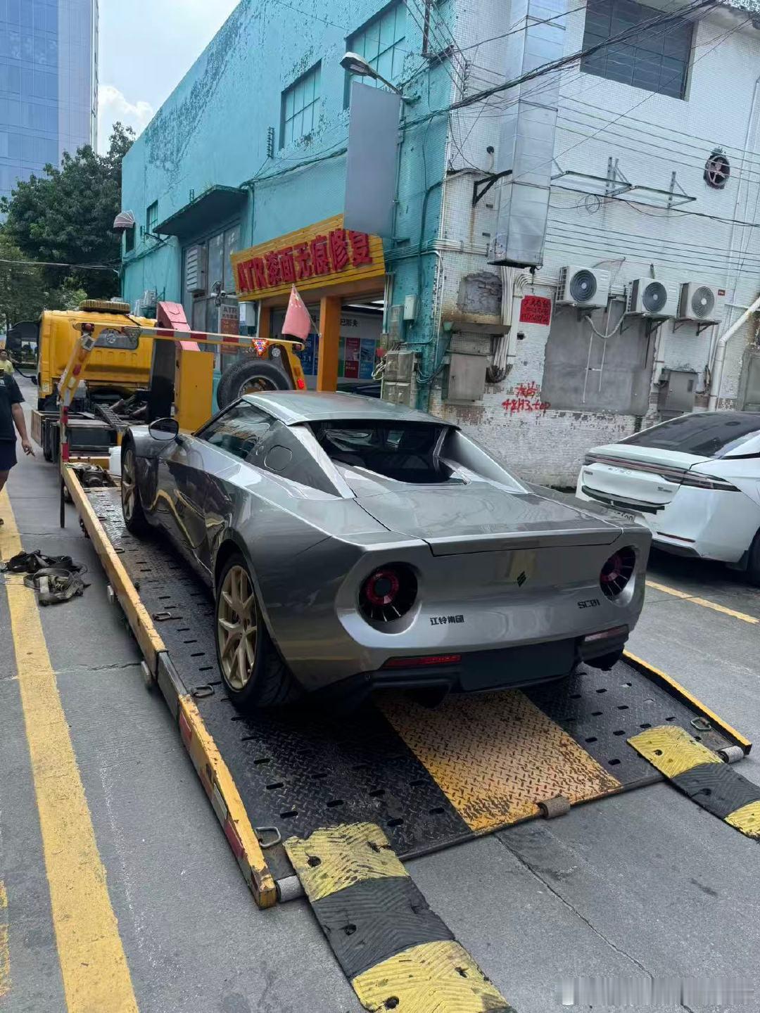 小跑车一车难求，实在等不了，直接搞了台现车[并不简单]

不过这个不是我私家车，属于公司拍节目用，大家不妨期待一下。

极速拍档传统，新车落地先刷个圈怎样？

我也很好奇，这车麻涌能不能打过ULTRA。 ​