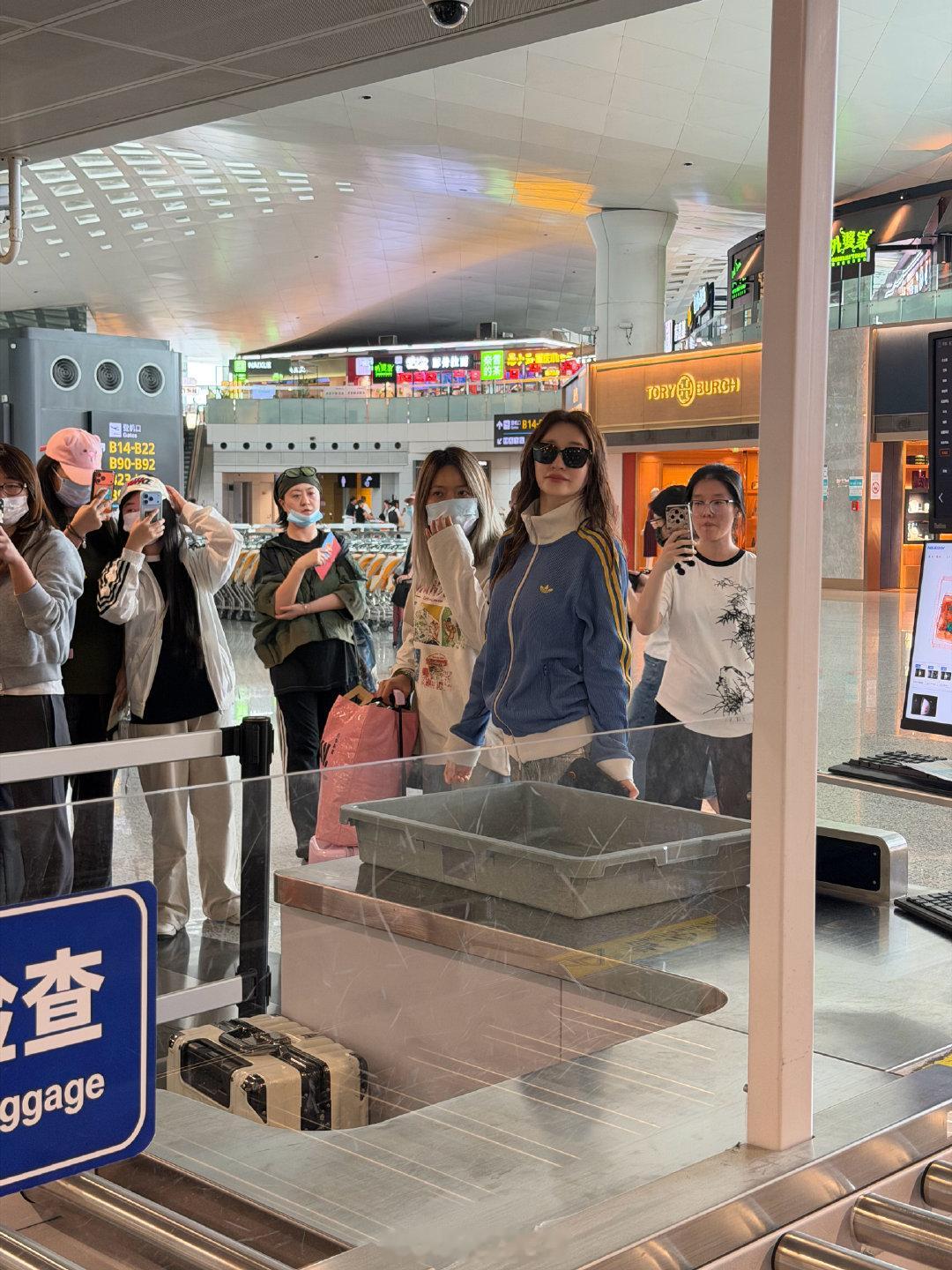 完了，今天估计会在李小冉的各种路透里看到我，因为她就在我前面过安检，然后等行李时也是一起的[微笑]然后我没化妆  ​
