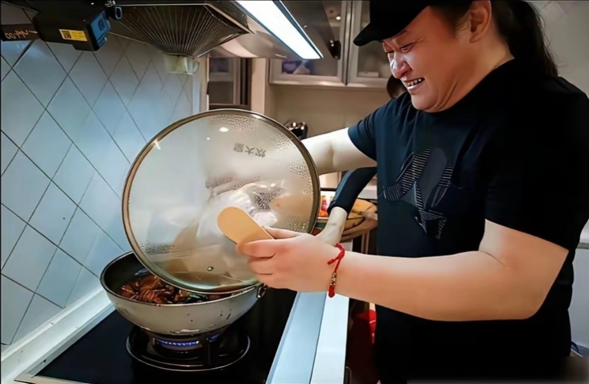 刘欢家里没请过保姆，但一年摆一次八十多人的流水席。
吉克隽逸、袁娅维、赵雷，全是座上客。
​老刘亲自下厨，拿手菜红烧肉，媳妇拌麻辣凉面。没镜头，没应酬，一群人从中午弹琴唱歌闹到半夜。这习惯从2015年一直没断，名单攒了86个人。
​有个学员叫刘振宇，十年一次没落，全勤。
​去年六月最后一场 ​