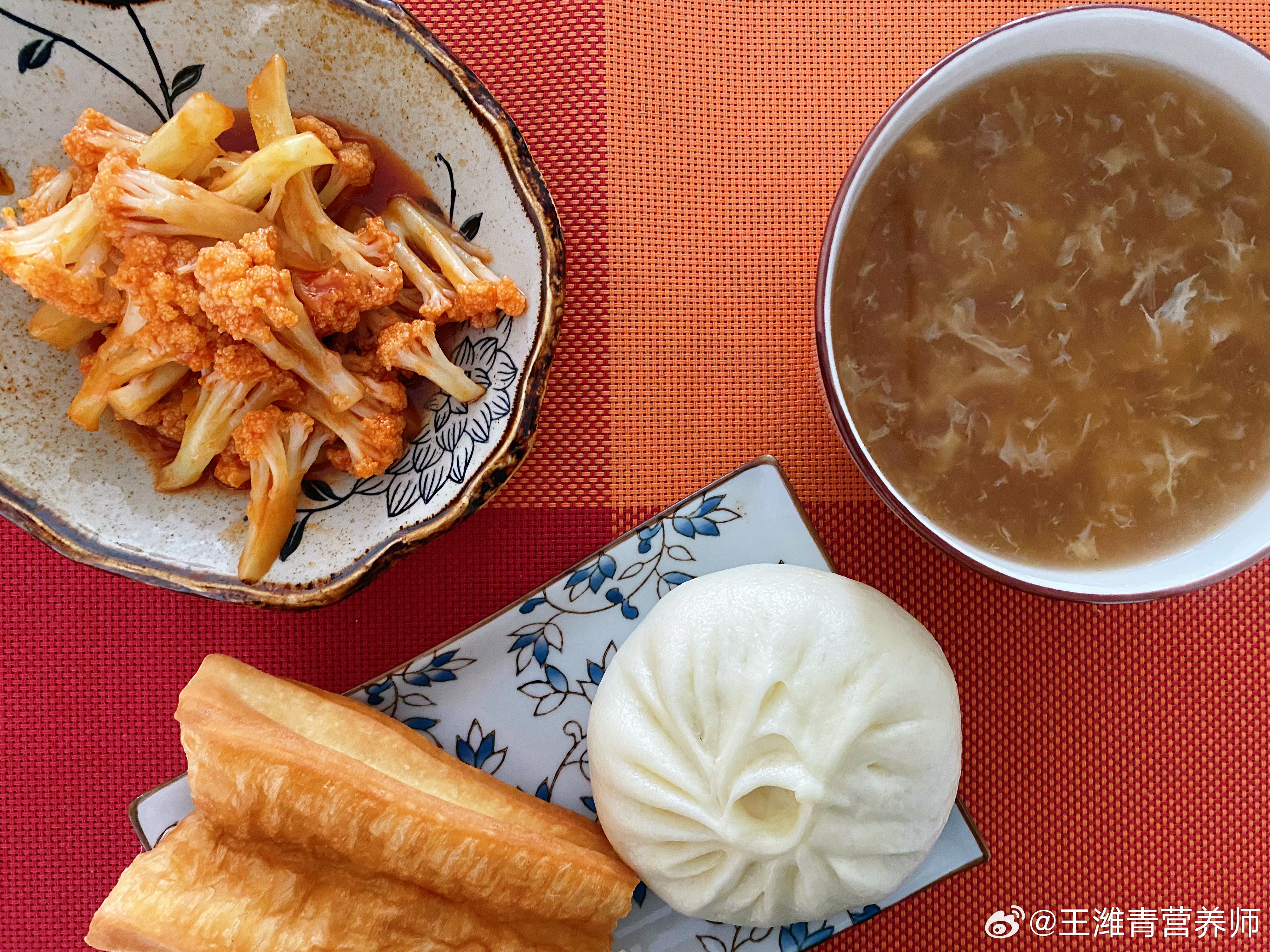 早餐哥  9月11日早餐茄汁菜花，酸辣汤，包子油条未来是日积月累的结果。无法规划未来，但可以规划今天要做什么。今天的自律、今天的思考、今天的坚持，都在创造未来。新的一天，专注眼前事，静下来，沉住气，踏实向前，想要的未来，自会慢慢浮现。 ​​​
