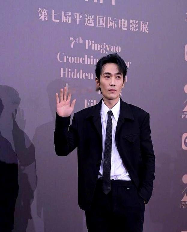 长相身材人品全占了，38岁却连个绯闻对象都捞不着。

朱一龙现在一天恨不得扎在剧组里连轴转。外头多少双眼睛盯着，硬是扒不出一丁点烂桃花。

换别人到这岁数，早就被按着头去走流程了。他倒直接交了底，绝不因为年纪到了就去随便扯那张证。天天泡在片场熬大夜，连睡觉的功夫都要挤，哪有空去搞风花雪月。

说到底