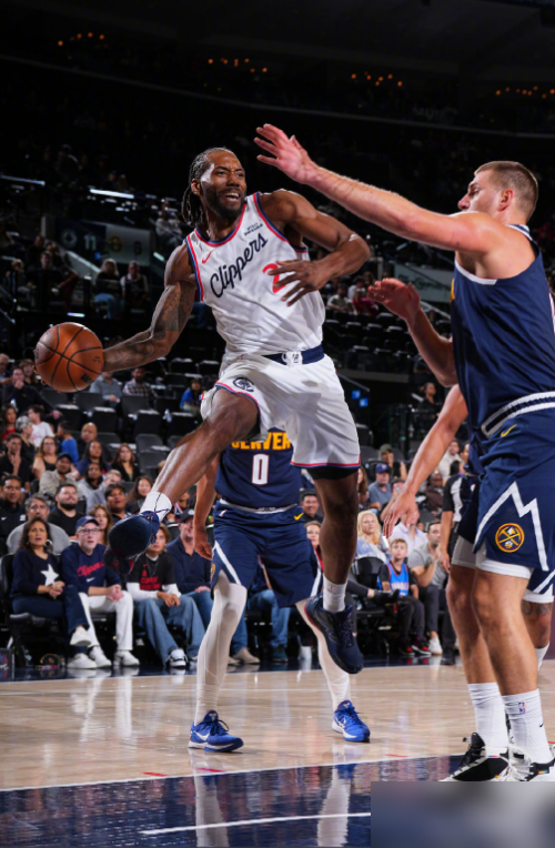 那个机器人，终于被拔掉了电源。别再盯着库里下半场的27分了，那只是压垮...