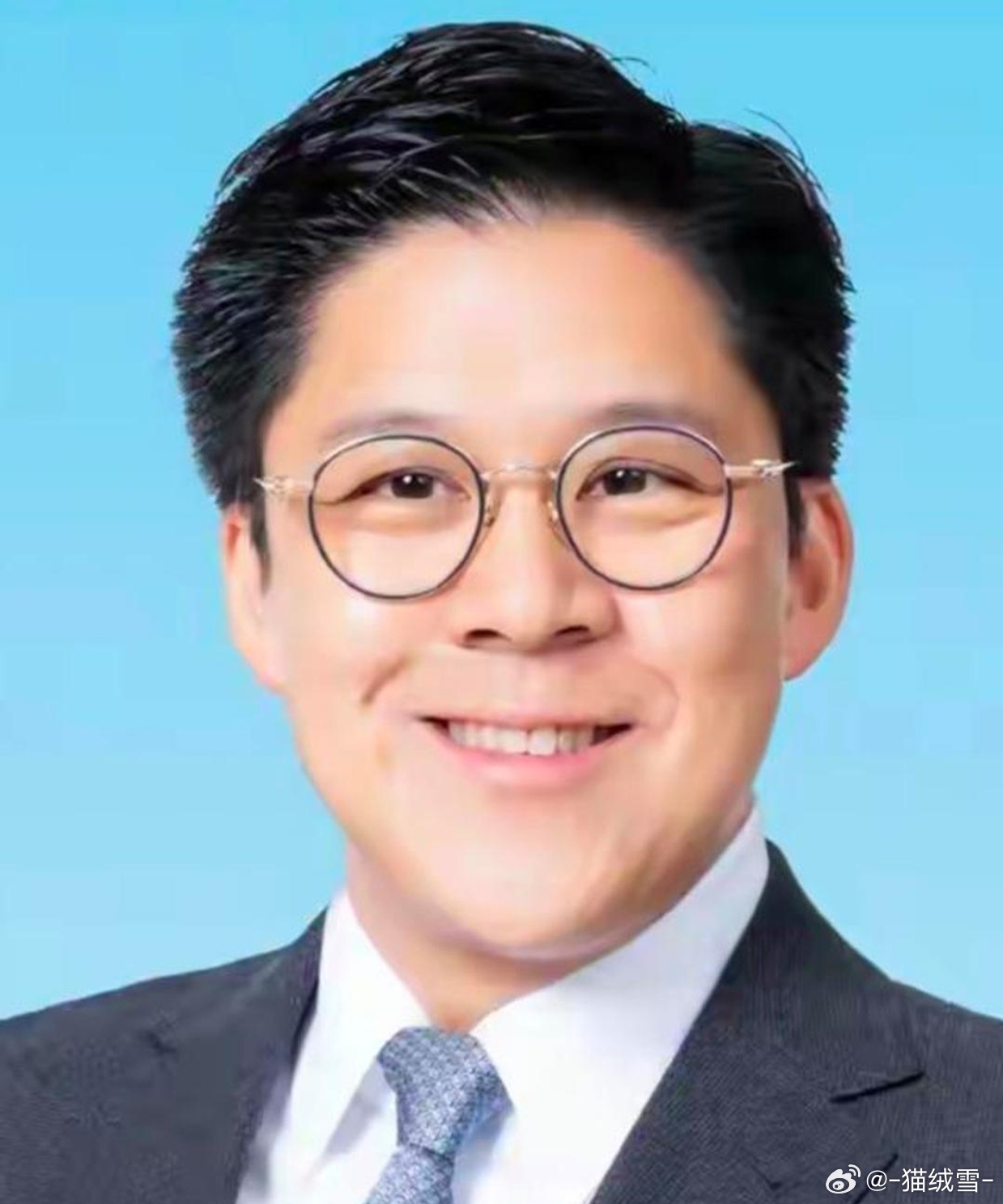 现在霍家很难跟李嘉诚掰手腕了。
原因很简单，不是因为霍英东当年不够厉害，也不是因为霍家没人，而是因为两家走的路早就分开了。
李嘉诚451亿美元身家稳坐香港首富，港口零售能源铺到全球，霍家连福布斯前五十都没进。核心生意没上市，外界只能估个大概，央视早年说不低于三百亿港元，主要就是中环物 ​