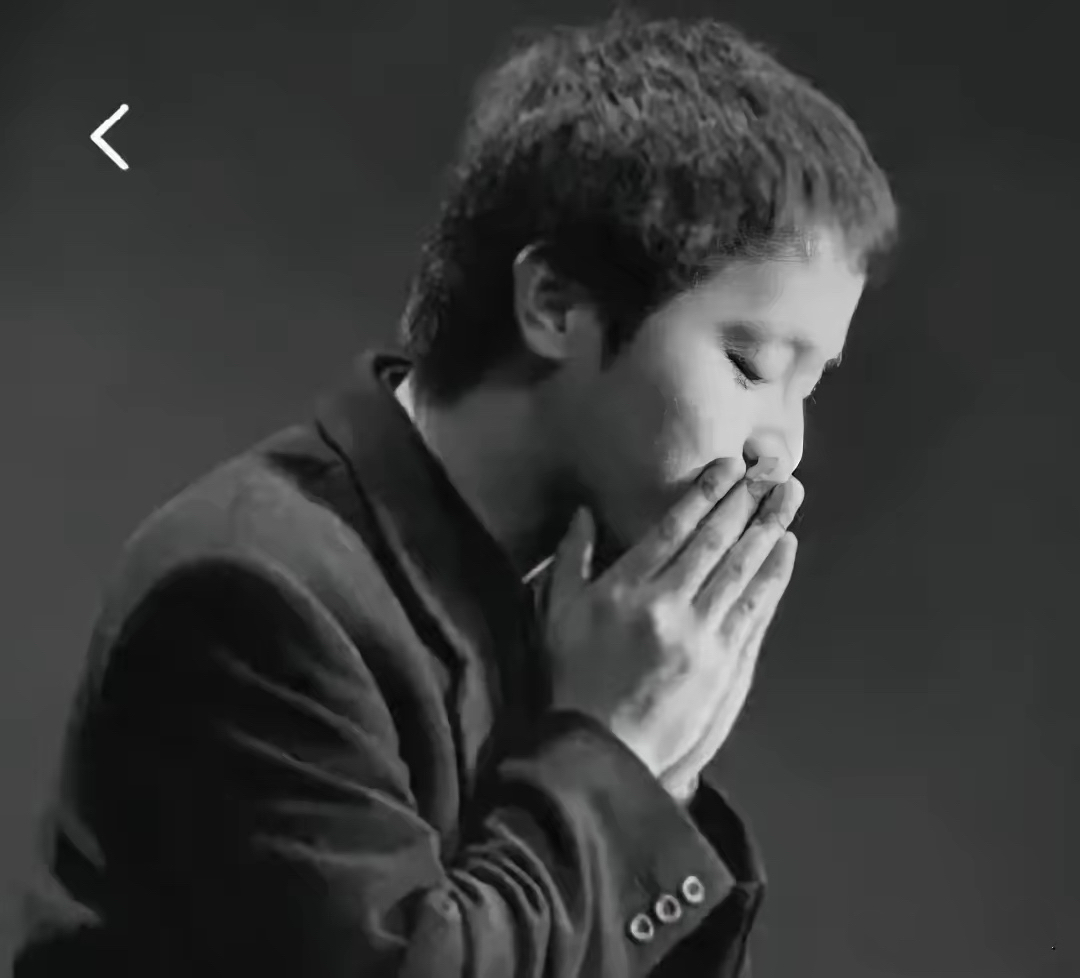 窦唯这次低调发歌，藏着两个真实状态
一个是对外的处事态度，另一个是内心的重情方式
第一个状态是，老友离世之后，全网都在公开悼念缅怀，他始终保持沉默，没有任何文字动态和口头表态，不跟风做表面形式。
另一个状态是，沉默多日后悄悄发布纯音乐新作，全程无文案无歌词，亲自编曲弹奏，只用音乐默默送别相伴多年的老