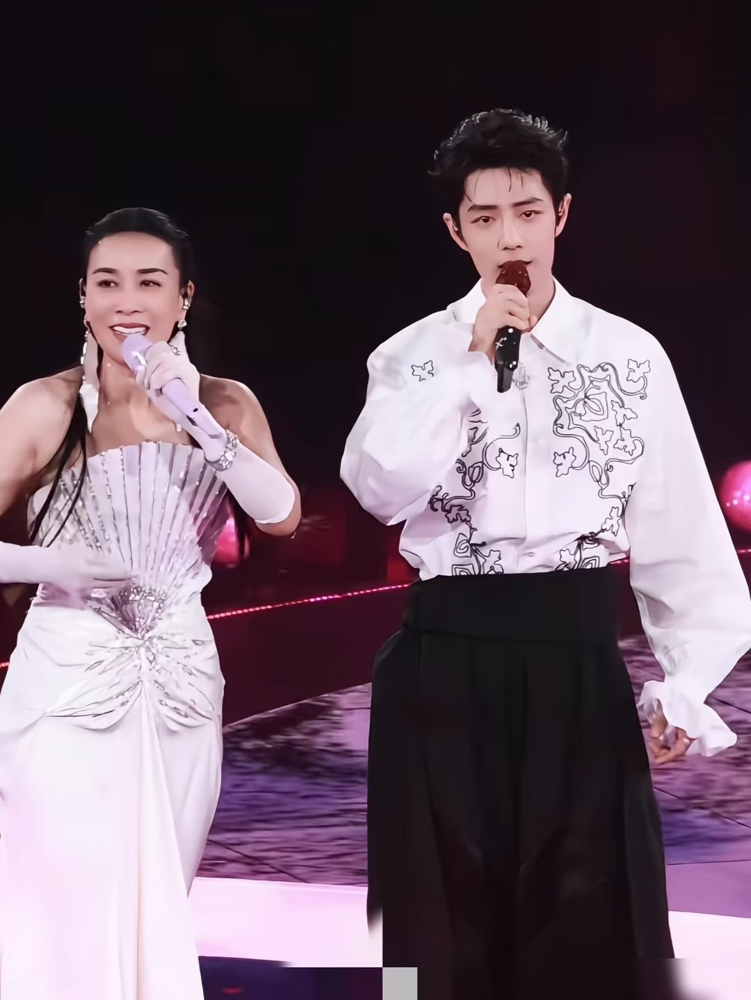 那英在台上喊了一嗓子：肖战演唱会我肯定先报名。这话不是客套。
8月22日北京站，肖战当嘉宾，合唱完《千年一声唱》，那英当着几万人面拉钩。肖战回的是答应了就一定要做到。
往前倒，两人在《我们的歌》结缘，当年就说好互当嘉宾。那英评价他：长得又好演戏又好唱得又好，我不选他天理不容。
10月13日肖战