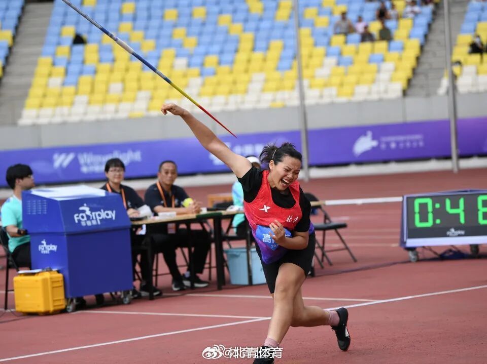 #中国女子标枪双子星闪耀##高雨萁一人夺二金潜力无限#

8月25日，全国第二届青少年田径运动会在山东日照继续展开各项目争夺。在女子标枪团体决赛中，由高雨萁、陈紫萱、卓逸婷组成的北京队以总成绩108米69夺得冠军，为北京代表团再添一枚金牌。
这也是高雨萁继一天前夺得标枪个人项目冠军之后获得的第 ​