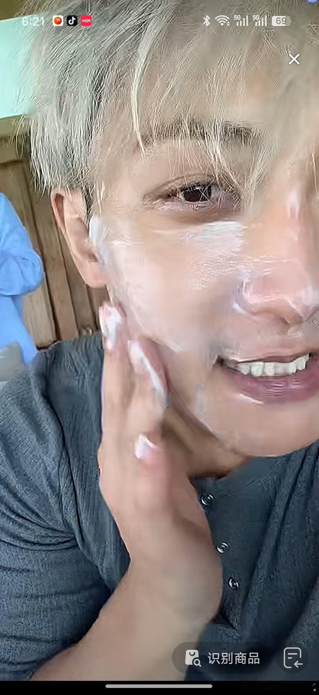 韬在直播中，带货可复美。哈哈哈哈~ 因为下了海水，上来之后，粉红色的头发就变成黄色的了。海水太厉害了~[无聊][流汗][淡淡的][允悲]
又说呼吸不畅，所以嘴唇发紫，但是嘴巴又吧啦吧啦啦吧啦啊啦不带停的。
这就是黄子韬[泪奔]
不开演唱会，多吃点。 
（这直播太逗了） ​