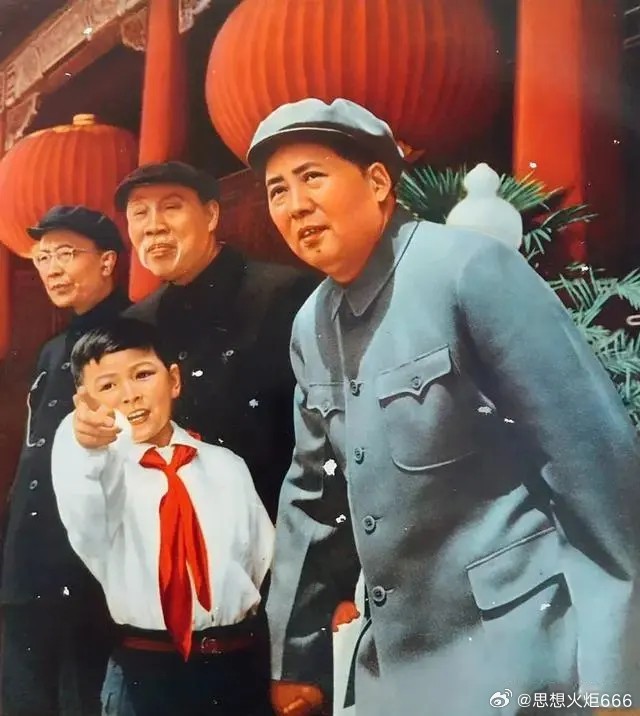 他为人民谋幸福，他是人民大救星。太阳最红，毛主席最亲。 ​​​