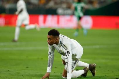 皇马官方消息，姆巴佩左腿半腱肌受伤，伤情有待进一步检查。<br /><...