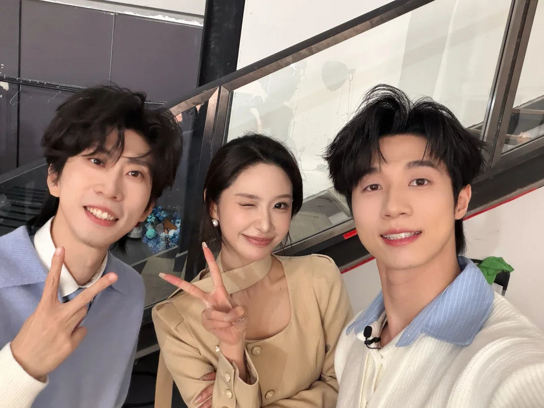 "摇汞&摇滚"🤟🏻🎸 看看谁在偷偷说小话！！