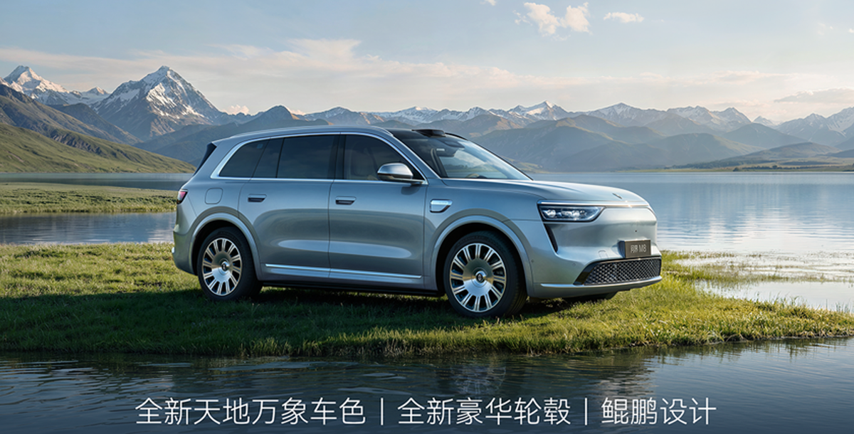 从买车到用车，问界开始把高端做成长期价值
新M8预售价38.98万元起，如果只是看一个数字，很容易直接判断贵还是便宜。但40万元级SUV真正应该算的是一笔长期账。
新M8这次投入15亿元研发，车长5190mm、轴距3105mm，全系800V，六座版配三把零重力座椅，底盘加入双腔闭式空气悬架和后轮转向