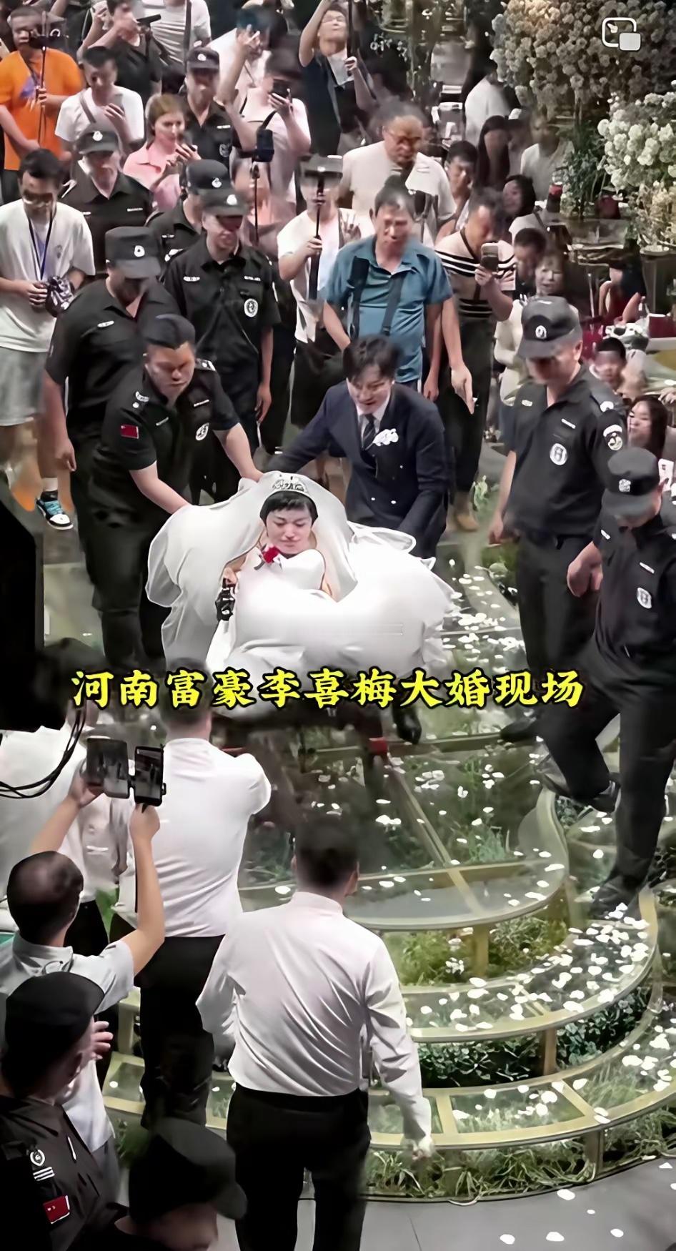 河南富豪李喜梅这场婚礼排场真的太炸了，宾客挤得满满当当，现场热闹到连过道都站满了人。
她身高只有0.8米，从小患软骨症靠轮椅出行，打拼到现在身价过亿，这次二婚直接砸了千万现金办酒，陪嫁还有200万美元的劳斯莱斯和广州三套豪宅，身上穿的定制白纱就值百万，排场比之前赵玉田在沈阳办的婚礼还要 ​