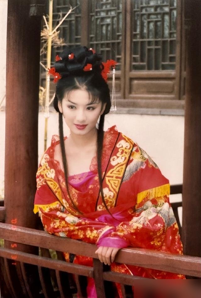 琼瑶选她演紫薇，真是看走眼了，还是捡到宝了？黄奕哭戏演到眼肿，林心如站在那不动，眼泪就掉下来了。
当年拍《还珠》，林心如被骂“木头美人”，台词记不住，走位全靠人带。黄奕进《还珠3》，天天泡在剧本里，笔记写满三本，可观众就是不买账。
二十多年过去，黄奕在直播间喊“宝宝们扣1”，林心如嫁了霍建华，十
