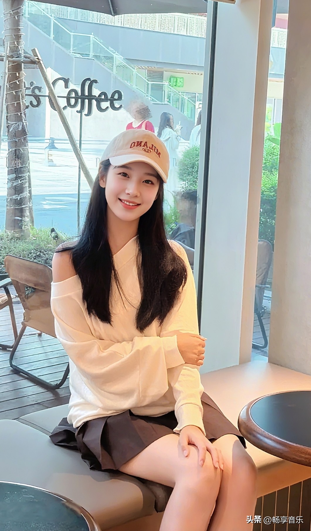 咖啡馆昏黄角落，棒球帽轻掩，小姐姐随性一笑，松弛感与小确幸瞬间漫溢。
