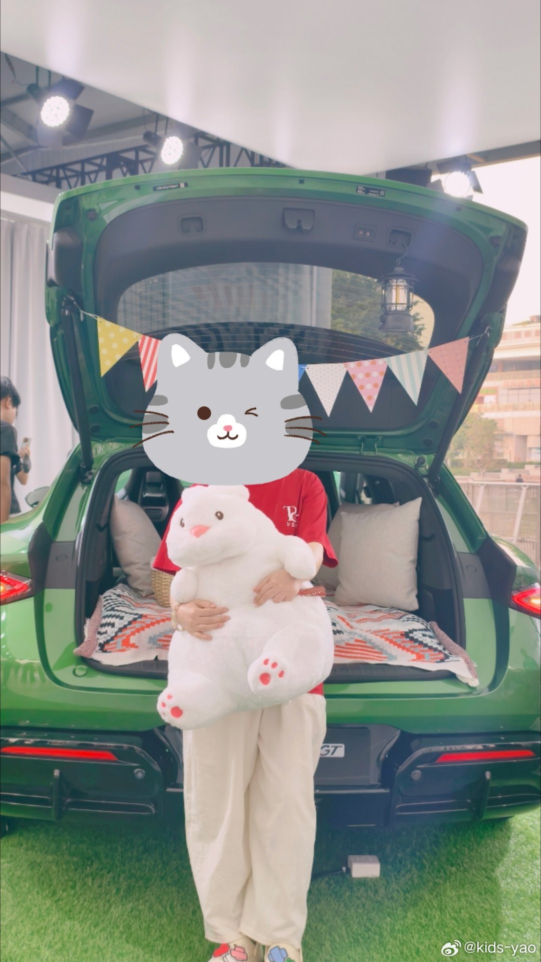 #曾沛慈[超话]# 
和pets 一起进行了#S体验日##方程SGT# 好好看，车型线条很美，猫猫吃好可爱。

小慈好美呀 ​