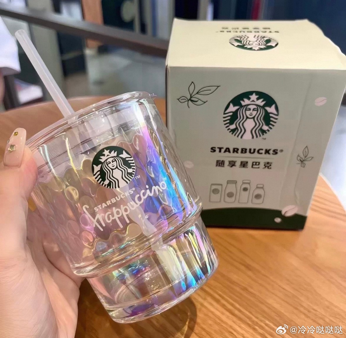 这个星巴克的杯子放了咖啡之后更炫了哈哈哈空杯图如图2（网图） ​​​
