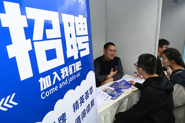 以为躲开高薪招聘就安全了？缅北电诈圈流传的升级套路让人倒吸一口凉气：在国内正规注册公司、正规招应届生、正常发工资交社保，等大家完全卸下防备，再打着免费“出国团建”的旗号将人一网打尽！
 
（信源：南方网——缅北电诈覆灭纪实｜第三集《共筑天网》）
 
这类套路之所以隐蔽，就在于它彻底摒弃了过去“月入数