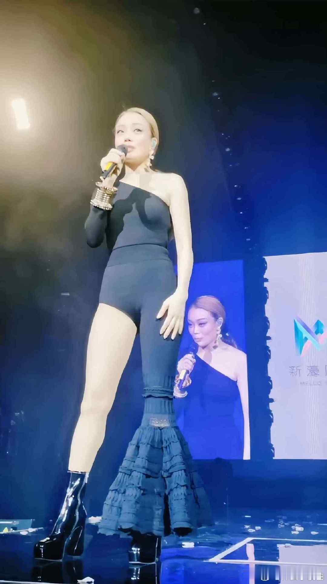 容祖儿演唱会，这裤子真难看。 ​