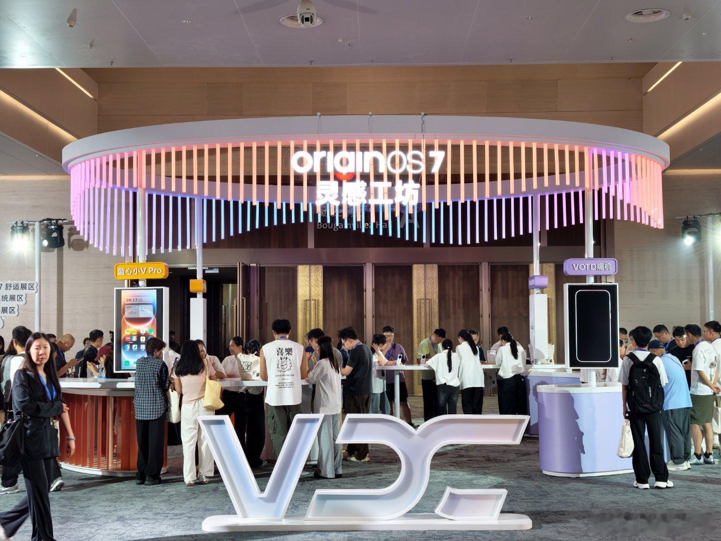 今天在VDC2026现场，一起看一样今年vivo又给大家带来了那些新功能。

OriginOS 7的升级确实很多，小V灵动组件：一句话就能生成专属桌面小组件；AI萌宠主题：直接把毛孩子搬上屏幕…

在无障碍这块，vivo也是一直在努力。也印证那一句：科技的终点是让人感受幸福，抵达美好。  ​
