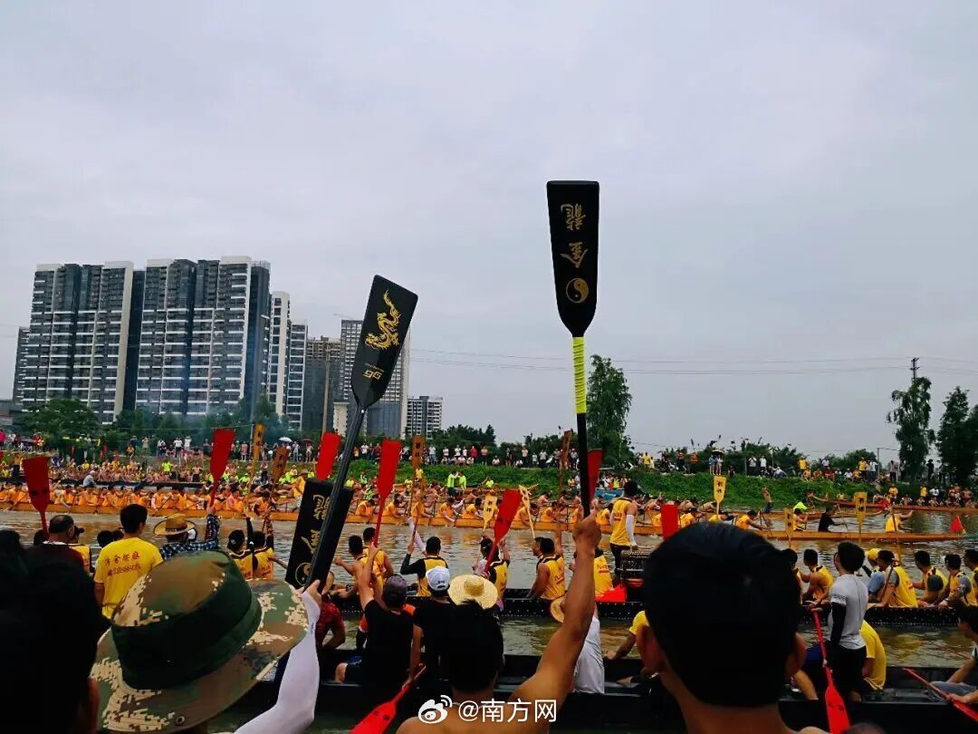 可偏偏，就是这样一场“不是演给别人看”的传统仪式，却吸引了潮水般的人群...
