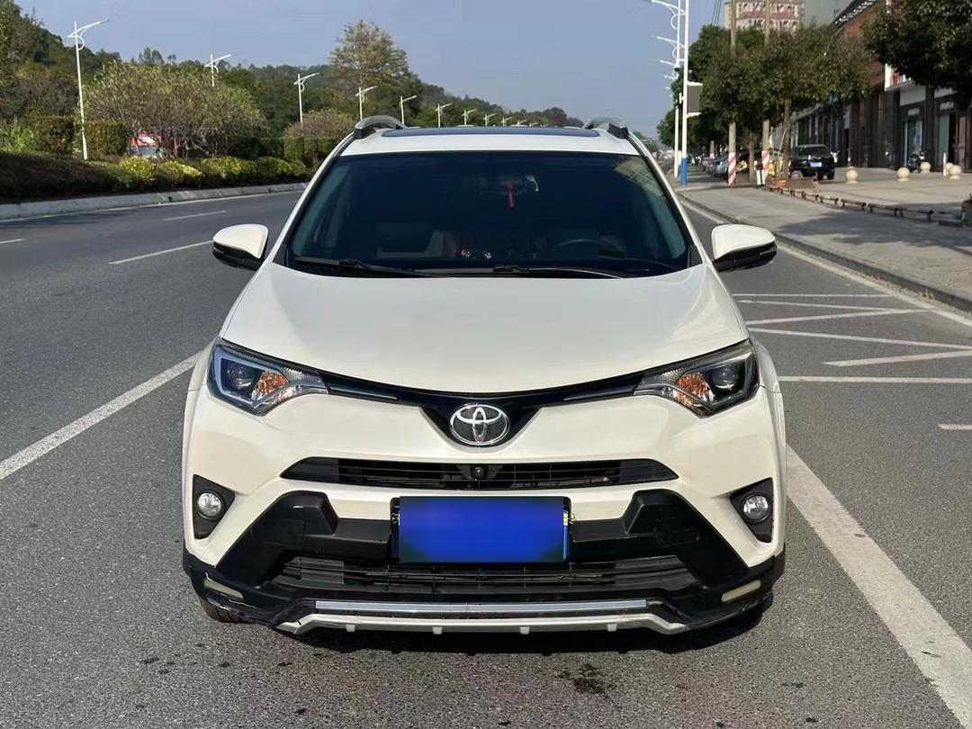 丰田 RAV4 荣放 2018 款 2.0L，家用省心二手 SUV，我的提车日记
家里原先一台小轿车开了多年，随着经常回老家、周末户外出游，越来越感觉车子空间不够用。打算添一台耐用省心 SUV，后期少出故障，保养成本低。综合身边人的用车口碑，最终选定丰田 RAV4 荣放 2018 款 2.0L，这款