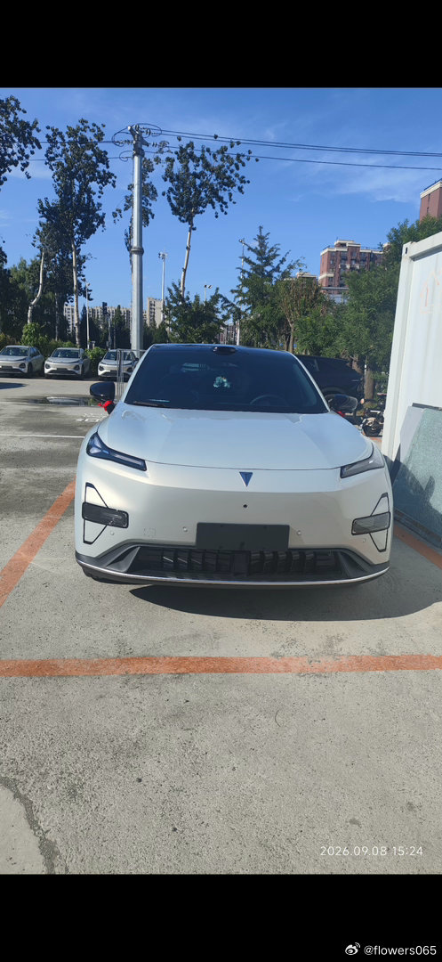 驾驶深蓝S05一段时间，我最中意的两大优势就是智能座舱和大掀背空间，实实在在给日常生活出行带来很多便捷。

智能座舱操作简单易上手，语音识别反应迅速。行驶途中需要调整空调、设置导航、播放歌曲，直接语音下达指令就可以实现，不用分心去触碰中控屏幕，行车安全性更高。车机界面简约顺滑，日常使 ​